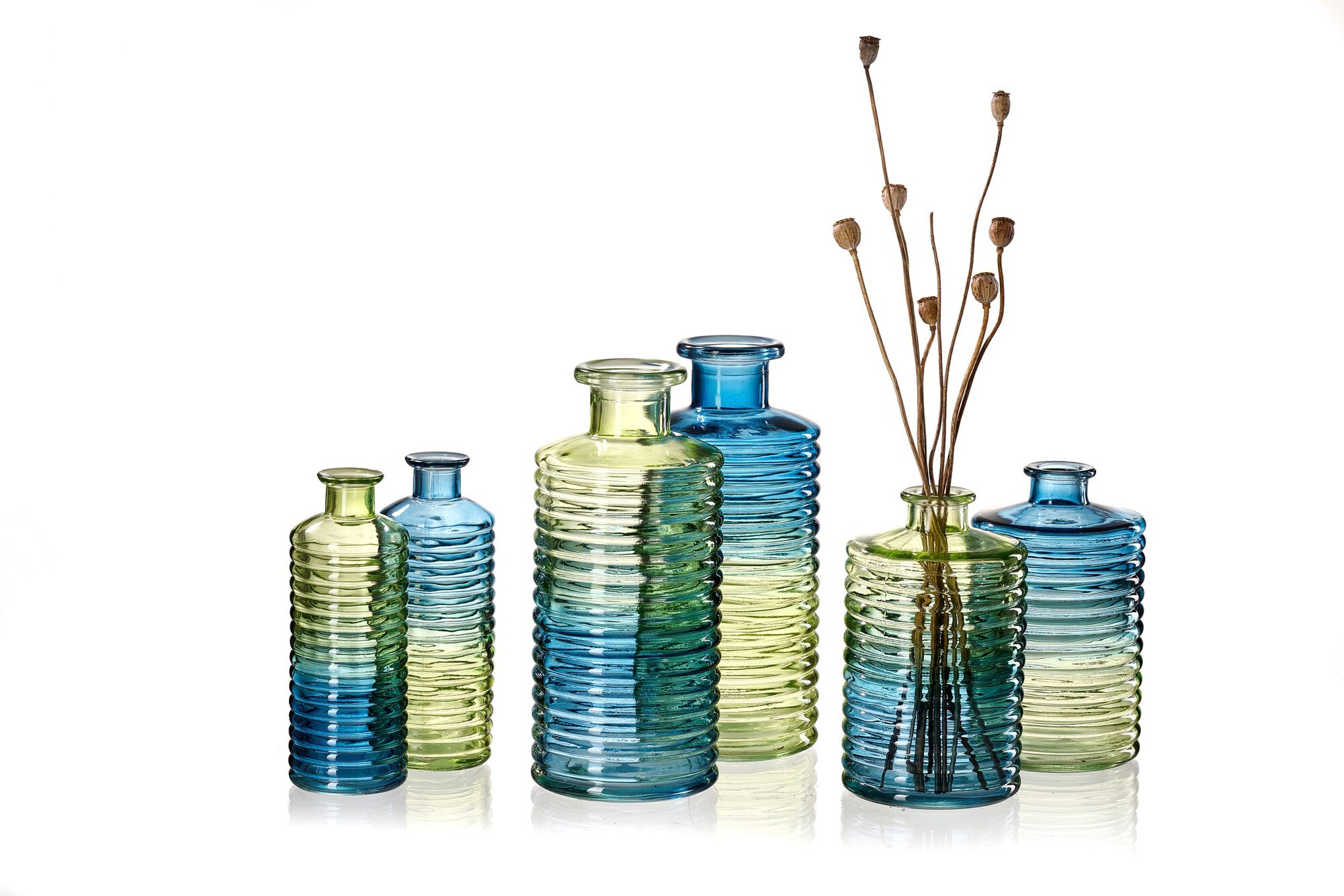 Bunte Glasvasen in Blau und Grün mit geriffeltem Muster